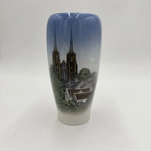Vintage Royal Copenhagen Vase #4557 Roskilde Gothic Cathedral 6 3/4 H